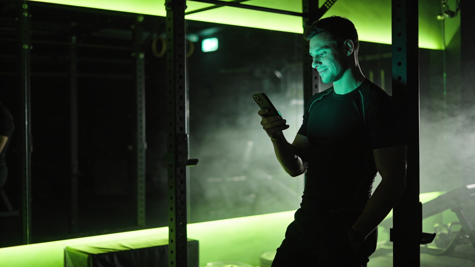 Personal trainer gerenciando tudo pelo celular