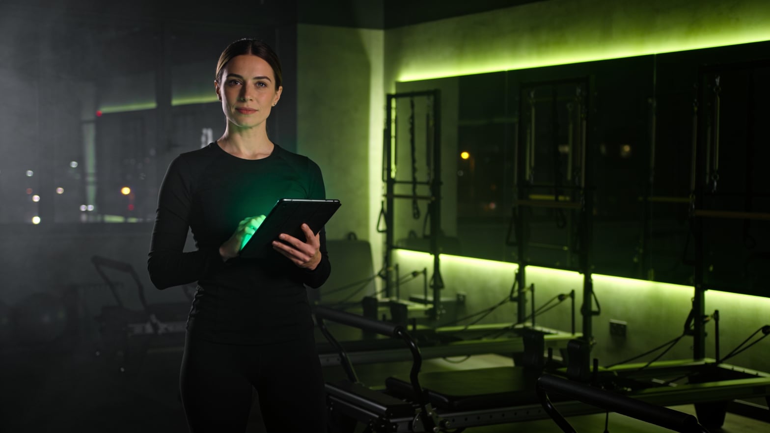 Dona de studio com tablet no studio de pilates